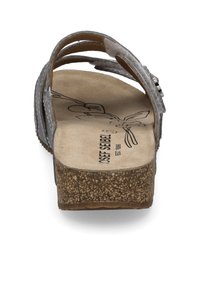 Sandal in pelle grigia con più cinturini e una soletta in sughero. Presenta una suola testurizzata e un elemento decorativo in metallo.