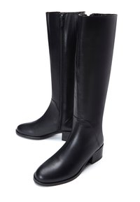 Zwarte leren laarzen tot de knie met een rits aan de zijkant en een lage blokhak, gepresenteerd op een witte achtergrond.