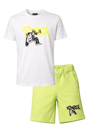 Maglietta bianca a maniche corte con un artista di graffiti che spruzza "PAIDEX" in giallo, abbinata a pantaloncini verde neon con la stessa grafica.