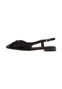 Czarne płaskie buty typu slingback z teksturowanej tkaniny, detalem w postaci kokardki na palcach oraz małym, błyszczącym obcasem w kształcie kostki. Regulowany pasek z klamrą przy kostce.