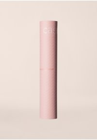 Tapis de yoga en rose doux, roulé avec une surface texturée et un motif délicat de feuilles. Présente un logo près du haut en blanc.