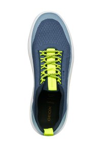 Scarpa atletica in rete blu navy con lacci e dettagli gialli, caratterizzata da una linguetta e un colletto imbottiti, e una suola in gomma bianca.