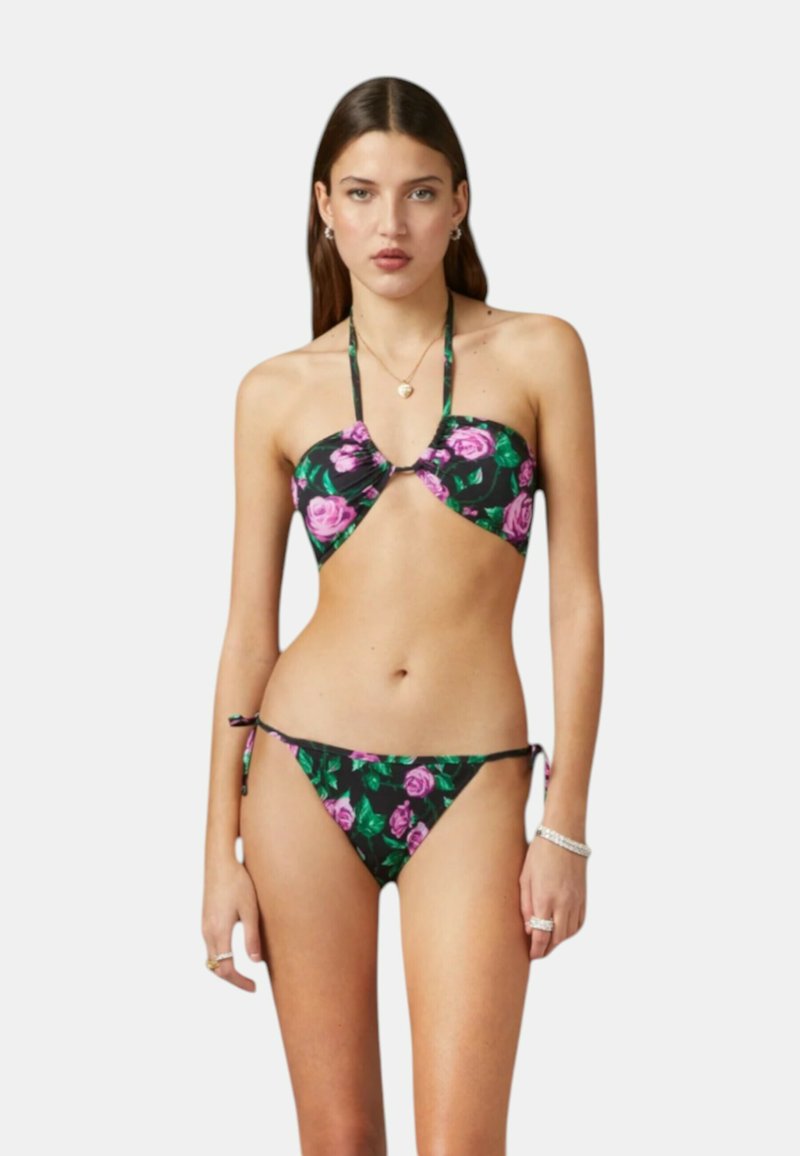 Completo bikini nero con motivo di rose rosa; top all'americana con lacci e slip a vita bassa coordinato con lacci laterali. Tessuto morbido e elasticizzato.
