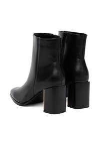 Čierne kožené členkové čižmy s hladkým povrchom, zaoblenou špičkou a masívnym blokovým podpätkom so zlatým akcentom na spodnej časti.