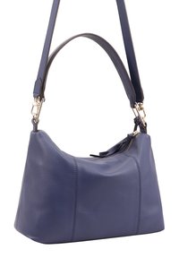 Blauwe leren schoudertas met een gladde textuur, gebogen vorm en een ritssluiting. Voorzien van een verstelbare band en hardware in goudkleur.