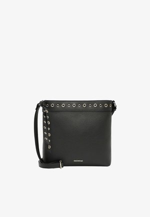Sac bandoulière en cuir noir avec œillets argentés le long du bord supérieur et de la sangle, surface texturée et petit logo argenté au centre en bas.