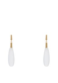 Pendientes de gota en tono dorado que presentan formas de lágrima alargadas en resina blanca, con una textura suave y un diseño minimalista.