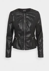 Giacca nera in ecopelle con design aderente, scollo rotondo, chiusura con zip e orlo a peplo. Presenta tasche con zip e superficie testurizzata.