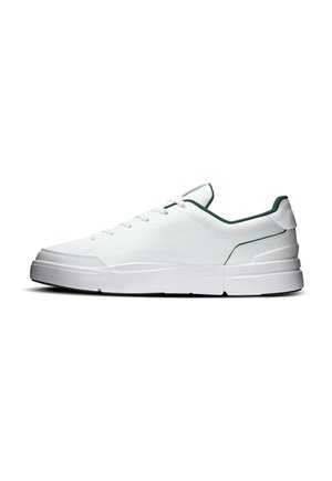 Weißer Sneaker mit niedrigem Schaft, grünem Besatz, Schnürverschluss und dicker weißer Sohle, von der Außenseite auf weißem Hintergrund gezeigt.