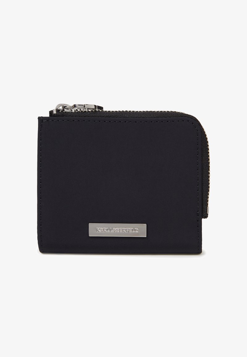 Portefeuille rectangulaire noir zippé avec une fermeture éclair argentée et une plaque logo de marque argentée indiquant "Karl Lagerfeld" sur le devant.