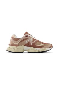 Braune Wildleder- und Mesh-Sneaker mit cremefarbenen Akzenten, weißen Details, gepolsteter Sohle und Schnürdesign. Verfügt über eine strukturierte Oberfläche und ein Logo.