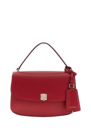 Rode leren handtas met bovenhandvat, klepsluiting, goudkleurige gesp en een bijpassend label met 'GUESS' geperst aan de zijkant.