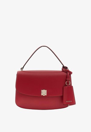 Sac à main en cuir rouge avec poignée supérieure, fermeture à rabat, fermoir doré et une étiquette assortie embossée "GUESS" sur le côté.
