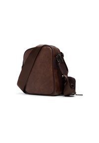 Bolso bandolera de cuero marrón con una textura suave, forma rectangular, correa ajustable y un pequeño bolsillo con cremallera adjunto.