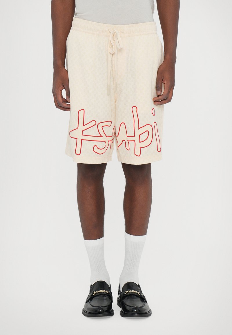 Licht beige shorts met een gestructureerd patroon, voorzien van een opvallend rood geborduurd logo "KSABI" aan de zoom. Elastische tailleband met trekkoord en een comfortabele pasvorm.