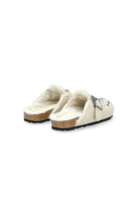 Pantofole beige a zoccolo con fodera in pelliccia sintetica, soletta in sughero e suola in gomma; presenta dettagli decorativi e un design aperto sul retro.