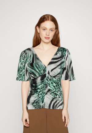 Πράσινο και μαύρο μοτίβο με μπλούζα V-λαιμού, κοντά μανίκια και συγκεντρωμένη ύφανση στη μέση. Λείος, ελαφρύς υλικός.