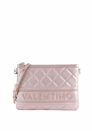Pochette Valentino en cuir matelassé rose clair avec logo embossé et bandoulière réglable, fermeture éclair sur le dessus, design minimaliste.