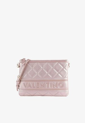 Pochette Valentino en cuir matelassé rose clair avec logo embossé et bandoulière réglable, fermeture éclair sur le dessus, design minimaliste.