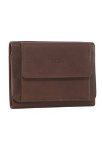 Cartera de cuero marrón con cierre de solapa, costuras visibles y logotipo embossado en la parte frontal. Diseño rectangular compacto.