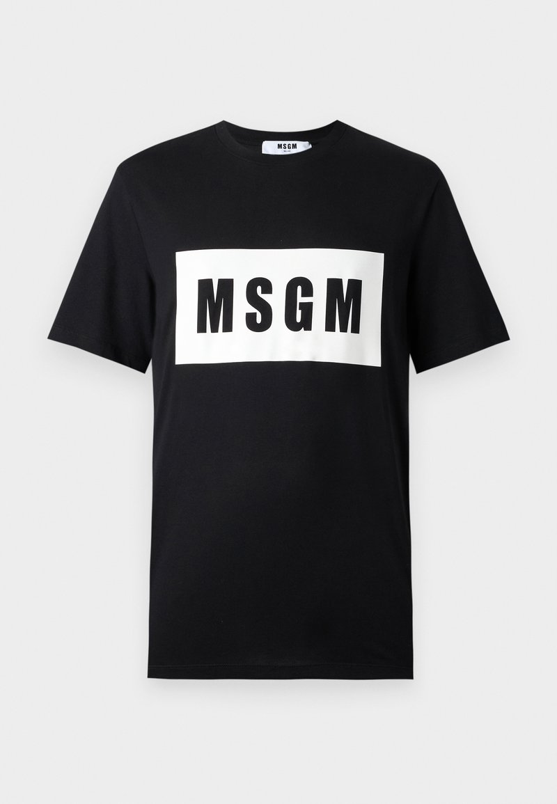 Schwarzes Baumwoll-T-Shirt mit kurzen Ärmeln, das ein weißes rechteckiges Logo mit "MSGM" in fettgedruckten schwarzen Buchstaben auf der Vorderseite zeigt.
