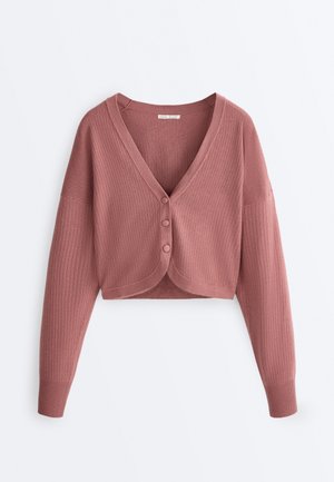 Fialově růžový krátký žebrovaný kardigan s hlubokým výstřihem do V a třemi potaženými knoflíky, s dlouhými rukávy a mírně zakřiveným lemem.