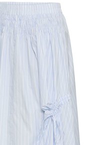 Jupe rayée verticale bleu clair et blanc avec taille élastique et détail cordon sur le côté.