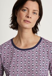 Lange mouwen top in roze en marine met een decoratief patroon. Heeft een ronde halslijn en een zachte stoftextuur.