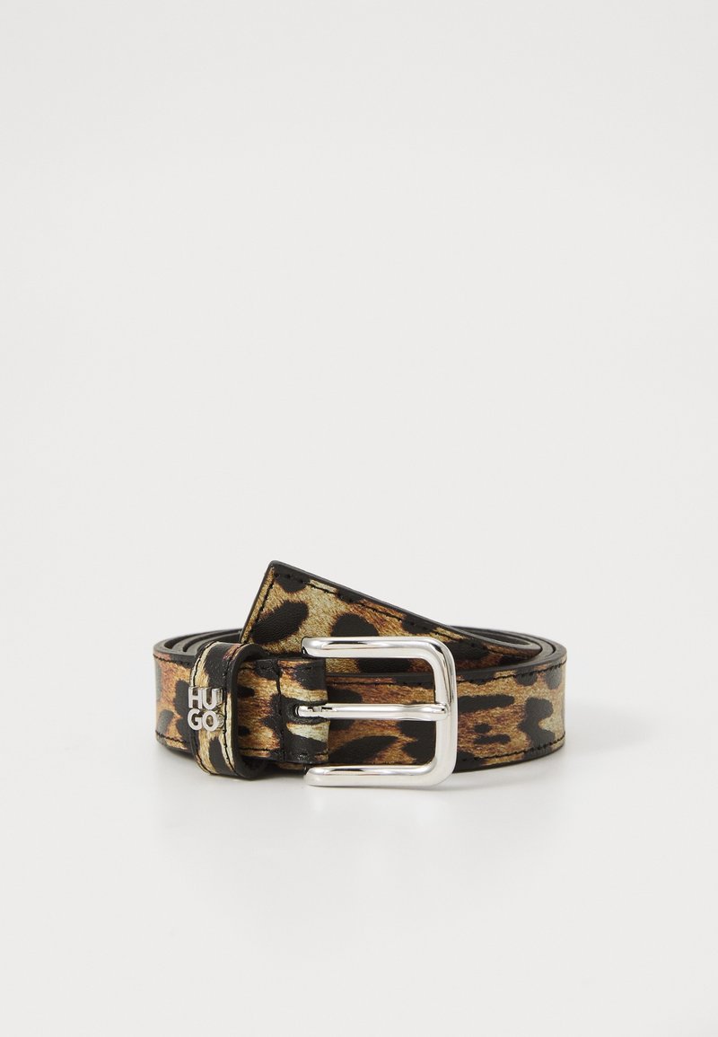 Ceinture en cuir roulée avec motif imprimé léopard et boucle rectangulaire argentée sur fond blanc.