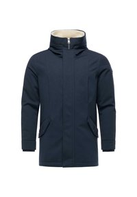 Giacca impermeabile blu navy con colletto alto, chiusura con zip, due tasche frontali e rivestimento interno morbido. Presenta cuciture su misura e polsini regolabili.