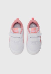 Baskets pour tout-petits blanches et roses avec double bride Velcro et logo Puma sur le langue rose, vues de dessus sur fond blanc.
