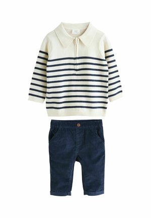 Gestreifter Pullover in Creme und Marineblau mit Kragen, kombiniert mit marineblauen Cordshorts, die über einen Knopfverschluss und Taschen verfügen.