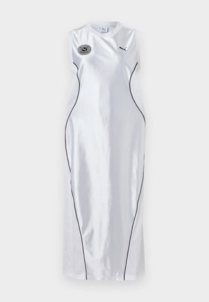 Robe blanche sans manches avec une texture lisse et brillante, ornée de piping noir sur les côtés et d'un logo sur la poitrine. Design à longueur de sol.