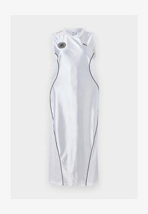 Valge ilma varrukateta kleit, millel on sile ja läikiv tekstuur, mustade äärtega külgedel ja logomärgiga rinnal. Põrandani ulatuv disain.