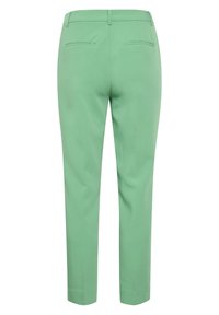 Groene broek met een gladde textuur, op maat gemaakte pasvorm en slanke vorm. Heeft twee achterzakken en een vlakke tailleband.