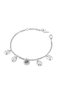 Bracciale in argento con quattro pendenti: rettangolare, a goccia e circolare con pietre trasparenti, tutti attaccati a una catena a maglie.