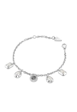 Bracciale in argento con quattro pendenti: rettangolare, a goccia e circolare con pietre trasparenti, tutti attaccati a una catena a maglie.