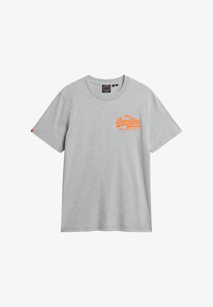 Grijze katoenen t-shirt met korte mouwen, met een oranje grafische print "REAL SuperDry" aan de voorkant en een ronde halslijn.