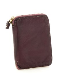 Piccolo portafoglio quadrato in pelle marrone scuro con zip, cuciture visibili e una cerniera dorata su sfondo bianco.