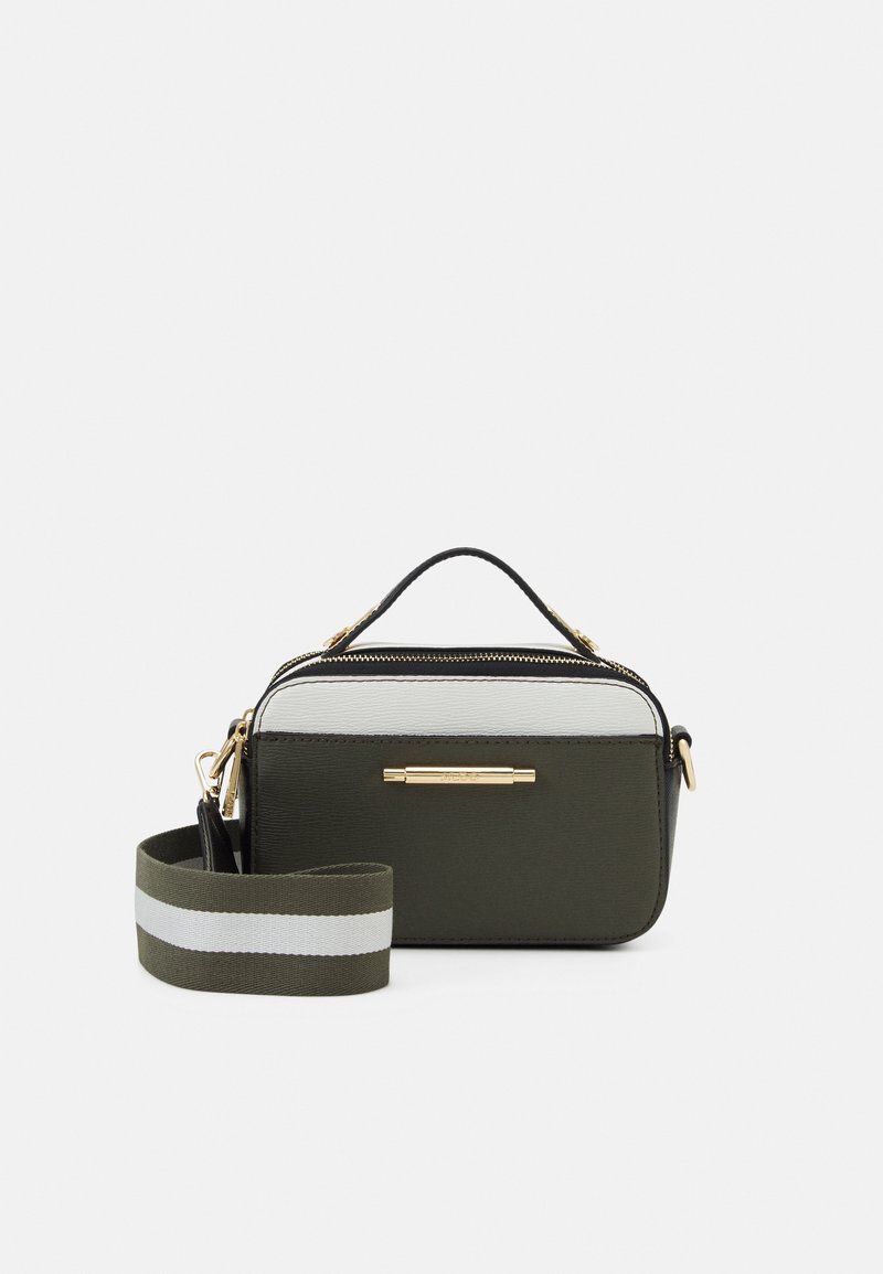 Sac à main rectangulaire compact avec panneaux noirs et blancs, fermeture éclair dorée et garnitures, poignée supérieure et bandoulière verte amovible avec bande blanche.