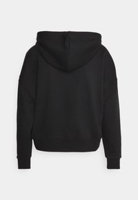 Sudadera con capucha negra de diseño corto, fabricada en un tejido suave, con puños y dobladillo acanalados, que presenta una textura lisa y una capucha redondeada.