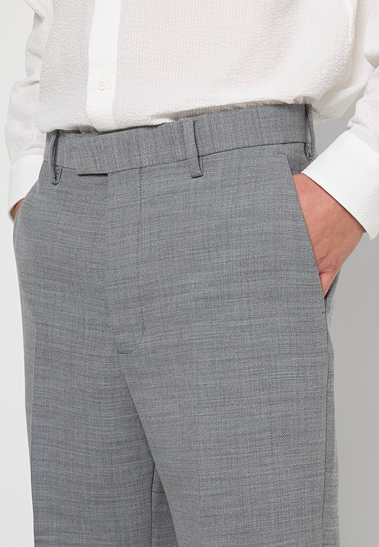 RELAXED FIT