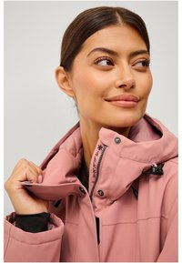 Roze weerbestendige jas met capuchon, verstelbare trekkoord, drukknoopsluitingen en geborduurd logo op de kraag. Glad textuur.