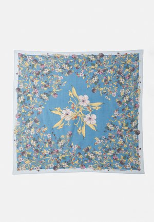 Seidenschal mit floralem Muster auf blauem Hintergrund, der mehrfarbige Blumen und Blätter zeigt, mit markanten gelben Akzenten und filigranen Details.