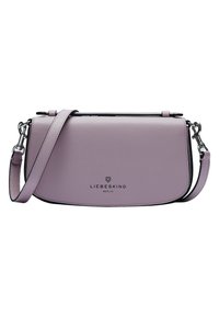 Fioletowa skórzana torba na ramię o teksturowanym wykończeniu, z czarnym zamkiem błyskawicznym, regulowanym paskiem i logo marki nadrukowanym z przodu.