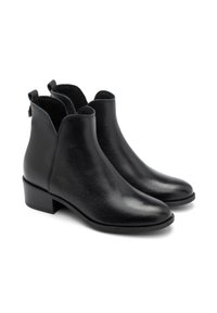 Czarne skórzane botki za kostkę o teksturowanym wykończeniu, z okrągłym noskiem i niskim blokowym obcasem. Posiadają elastyczne panele boczne oraz pętle do łatwego zakładania.