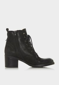 Botas de tobillo de cuero negro con un acabado texturizado, que cuentan con un cierre de cordones en la parte delantera, cremallera lateral y un tacón grueso.