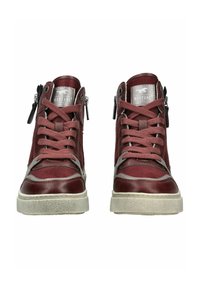 Burgundia kõrged kingad siledast nahast ja kangast paneelidega, hõbedased üksikasjad, nööridega ees ja tekstureeritud kummitald.