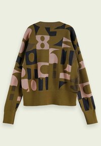 Pull vert olive à manches longues présentant des formes abstraites et des chiffres en rose et noir dans le dos et sur les bras.