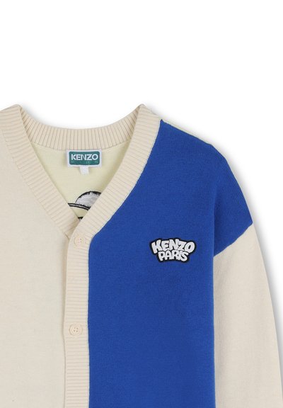 Swetrowy kardigan z blokowym wzorem w kremowo-niebieskich kolorach, dekoltem w serek, zapięciem na guziki oraz logo „KENZO PARIS” na niebieskiej części.